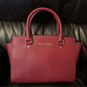 Michael Kors purse. Never carried. Dust bag and cross body strap still in bag.